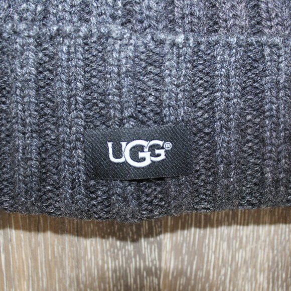 UGG UNISEX BEANIE POM KNIT‎ HAT CHARCOAL